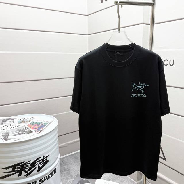 Arc'teryx*始祖*鸟2025春夏季潮牌新款 个性经典图案Logo 字母植绒工艺 定制双纱平纹纯棉面料 短袖T恤 男女同款 颜色：黑色 白色 安哥拉红 尺
