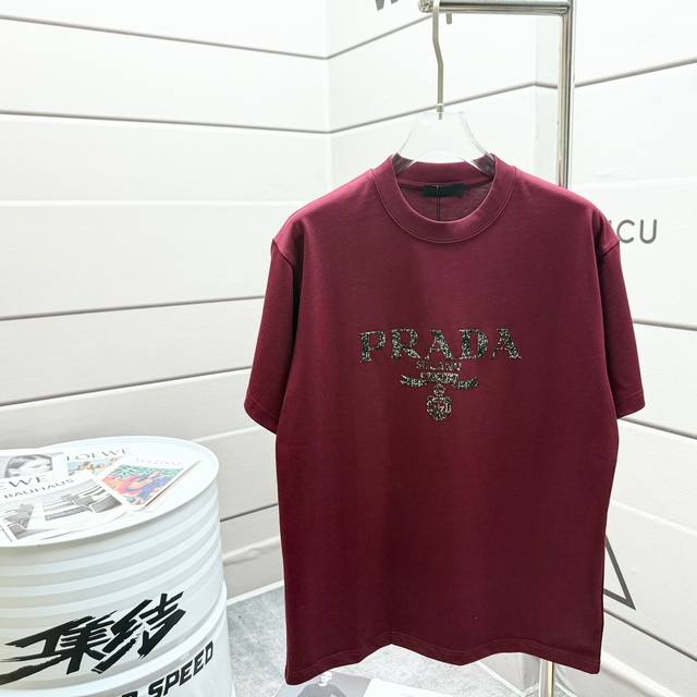 普拉*达 prad* 2025春夏款 个性经典植绒碎钻工艺 定制双纱平纹纯棉面料 短袖T恤 男女同款 颜色：花灰色 白色 安哥拉红色 尺码： S 90-130斤