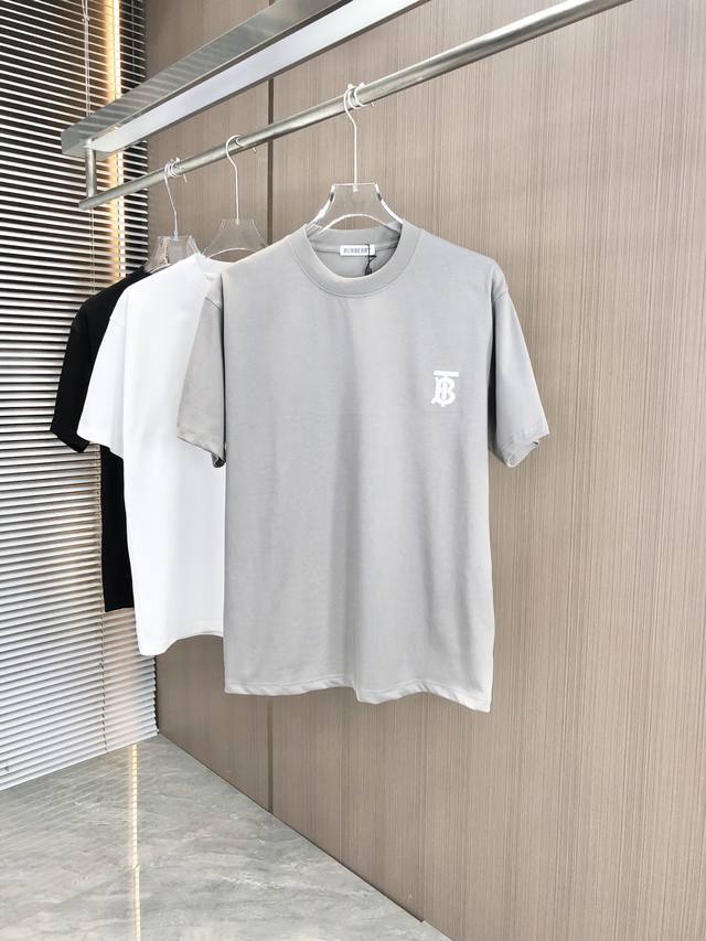 Bur 巴宝莉2025春夏新款 圆领短袖 锁链绣花工艺 后幅大Logo绣花 细节满满 采用高克重320克双纱精梳棉面料 微宽松版型 面料手感柔软厚实 男女同款