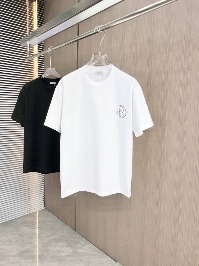 Dior 迪奥2025春夏新款 圆领短袖 拱桥中空绣单针绣 细节满满 采用高克重320克双纱精梳棉面料 微宽松版型 面料手感柔软厚实 男女同款 颜色：黑 白 码