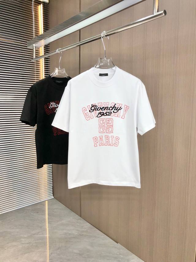 Giv 纪梵希 2025春夏新款 圆领短袖 单针绣锁链绣两种撞色绣花工艺 采用高克重320克双纱精梳棉面料 微宽松版型 面料手感柔软厚实 男女同款 码数：Sml