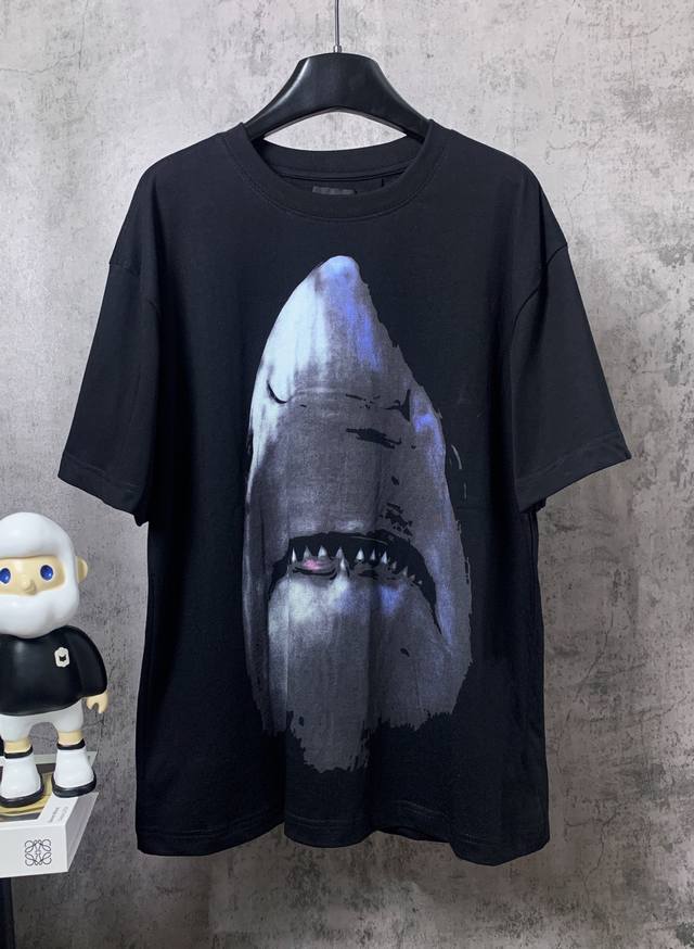 Givenchy*纪梵希 Givenchy*纪梵希经典鲨鱼印花短袖T恤 -定制260克32支全棉双纱紧密爽滑面料 布面干净 布纹清晰 手感非常细腻扎实 更加力挺