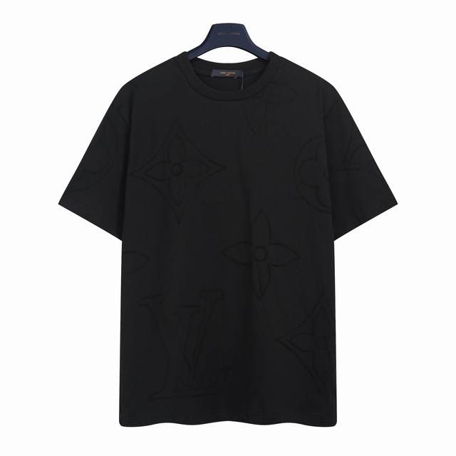 路易威登 Lv 锁链刺绣Logo短袖T恤 整衣锁链毛巾绣工艺，刺绣效果呈现出立体细腻的锁链形状和纹理。 采用32S纯棉双纱平纹面料，克重260G，亲肤持久保型，