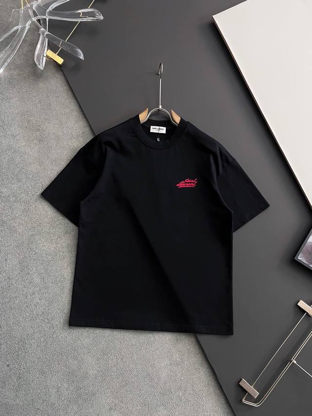 Ysl 25Ss夏季新款圆领短袖T恤！270克重磅高端纯棉面料，手感质感都极完美！修身裁剪设计干净利落！时尚又好看！走线做工非常精致！版型效果超赞！而且透气性能