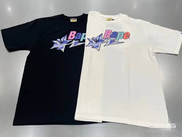 001026款Bape X Ldg 联名款 Fw22 字母Logo印花圆领短袖T恤 男女同款 码数Smlxlxxl 黑色白色