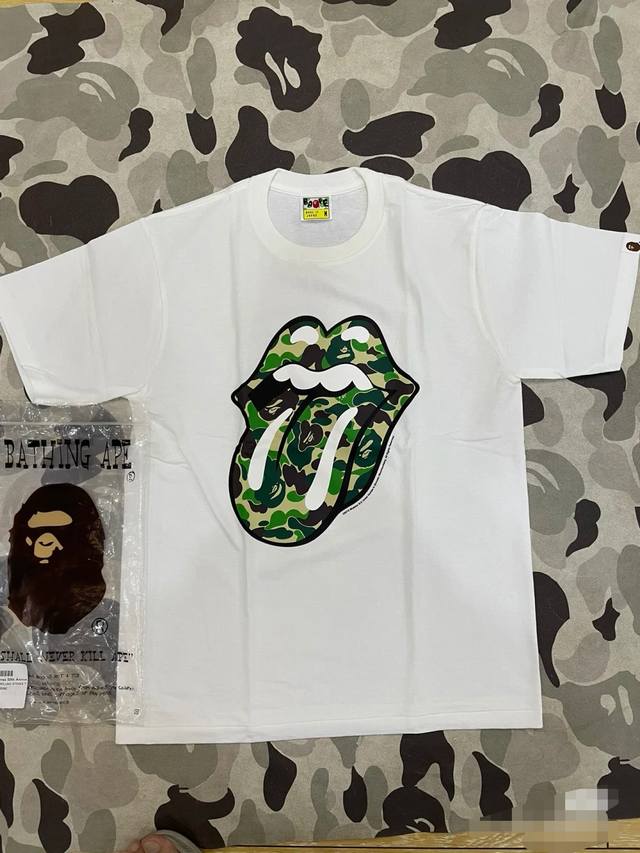 00138款Bape X 滚石乐队 联名款 Ss25 迷彩嘴巴图案袖口徽标圆领宽松短袖T恤 男女同款 码数Smlxlxxl 黑色白色
