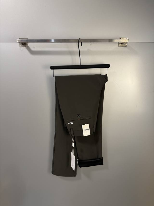 高品质 隔天出货 Dior 迪奥 休闲裤 西裤Ss秋冬新款 高级定制裤子专用面料 定制原版五金 重工工艺打造 车工走线精细 定制面料 柔软舒适 质感显著 辅料精