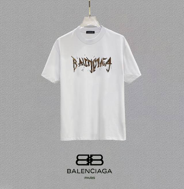 Balenciaga 巴黎世家、25Ss高版本胸贴印花Logo圆领短袖T恤。面料采用定制280G支双股精棉平纹高密无尘全棉布料，Os版型宽松慵懒百搭，轻奢大气，