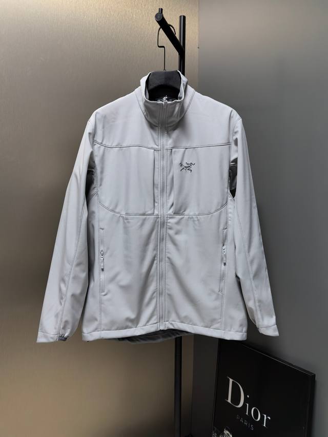 Arc’Teryx ｜Gamms Mx 软壳冲锋衣 工艺说明：采用定制客供面料，户外运动梭织防风速干透气软壳 版型立体裁剪，全身多处拼接，多种拉链口，精致刺绣L