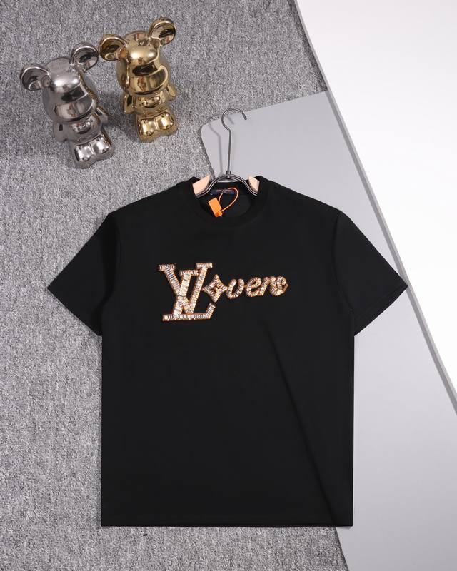 Louisvuitton路易威登圆领短袖T恤 简约Lv字母Logo珠片刺绣标识 官方同步 高版本 高品质 时尚个性 百搭潮流 纯原品质 原版面料 吊牌 领标 水