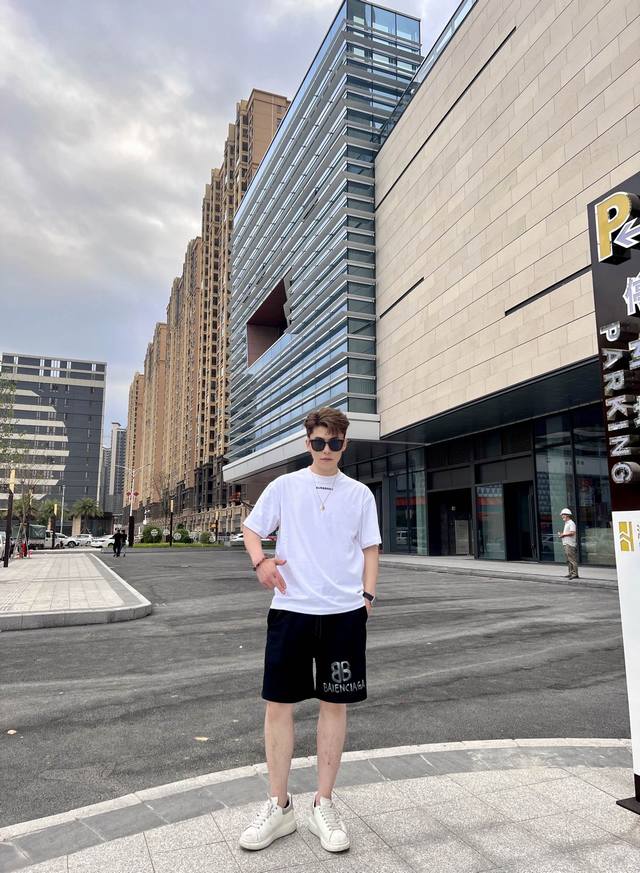8110# Balenciaga 22Ss夜光系列 最高版本，双B手绘运动短裤。 活性环保细毛圈纯棉卫衣面，360G双股双纱，手感舒适。裤身采用双B专属Logo