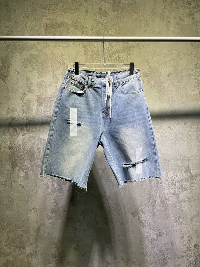 7556# Mm6 Maison Margiela 美纹纸贴纸破洞 五分牛仔短裤 码数: S M L Xl Mm6春夏新款浅色牛仔短裤男女同款，上身效果超级Ni