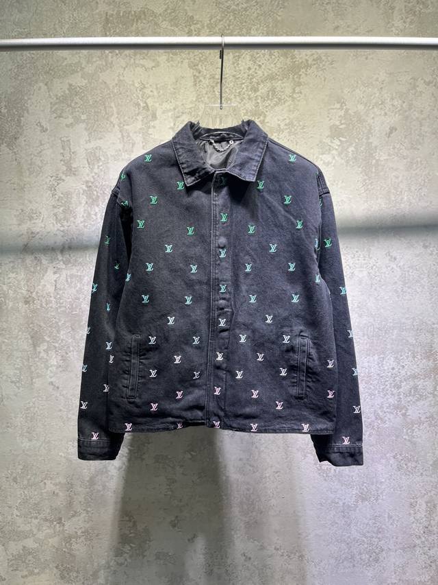 7555# Louis Vuitton Ss25 渐变刺绣字母 牛仔夹克 男女同款 码数: 46 48 50 52 Ss25 Louis Vuitton渐变刺绣