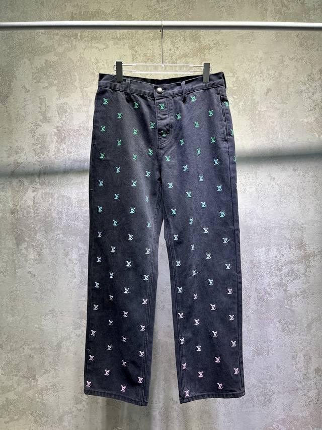 7553# Louis Vuitton Ss25 水洗刺绣渐变字母 男女同款牛仔裤 码数:S M L Xl 40 Louis Vuitton搭配上衣效果极佳，日