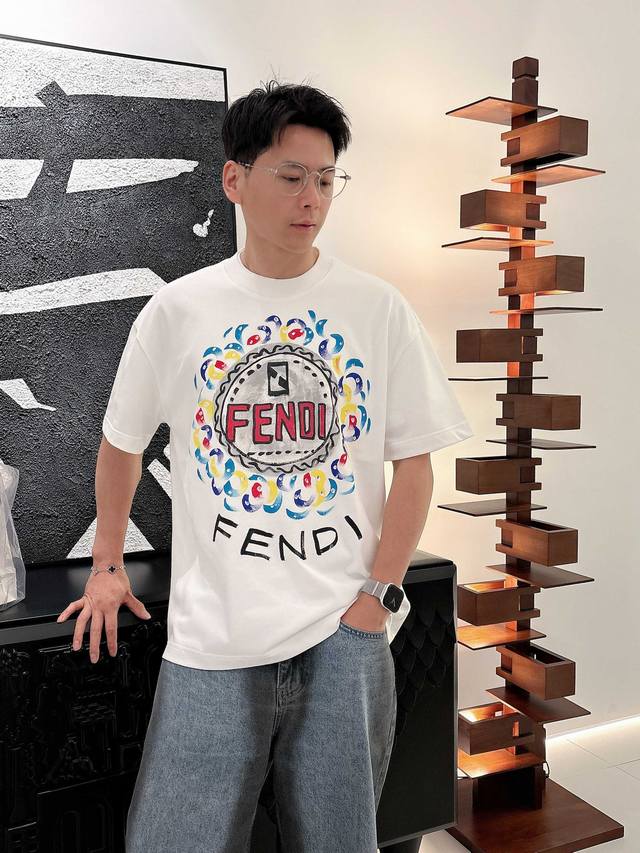 Qian Fendi 25Ss夏季新款手绘短袖T恤！专柜同步，每一件都是纯手工画制而成.独特的Logo 个性艺术系列全网独家首发 百搭款细节处理完美240克纯棉