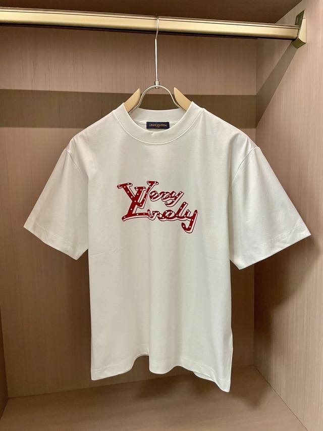 Lv 2025春夏新品，优选特定原版开发330支双股精棉平纹面料，上身挺阔舒适度佳，外穿内搭随意搭配，男女同款 尺码S-Xxxl