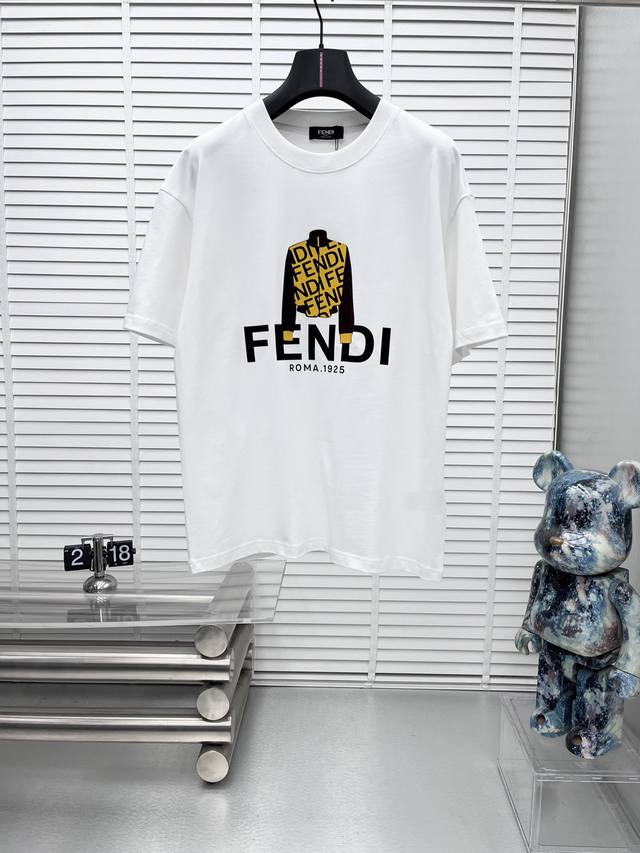 Fend*25Ss新款经典印花短袖，明星穿搭款，采用双纱纯棉280G，印花工艺，面料颜色定制定染，不缩水不退色。手感舒服，质感超强潮男潮女必备经典落肩阔版型，独