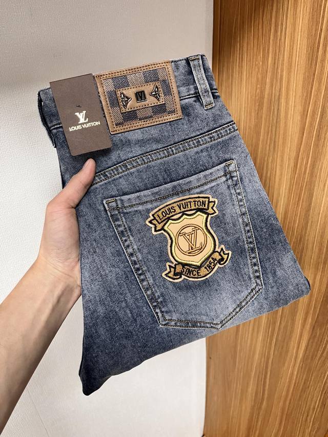 Lv 2025年春季最新品牛仔裤出入专卖店无压力 专柜热销款 品味与价值共享 身穿着非常舒适 低调不失奢华 穿出去非常有档次,裤型款式和裁剪亦无需多言 上身精致