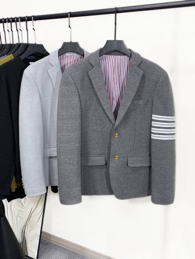Tu 新品 Tb24秋冬新款经典三粒扣时尚羊毛单西，男女同款经典色织四条杠标识休闲翻领西服外套！贸易公司渠道，同步官网发售20340Rmb！Tb口碑渠道订单稀出