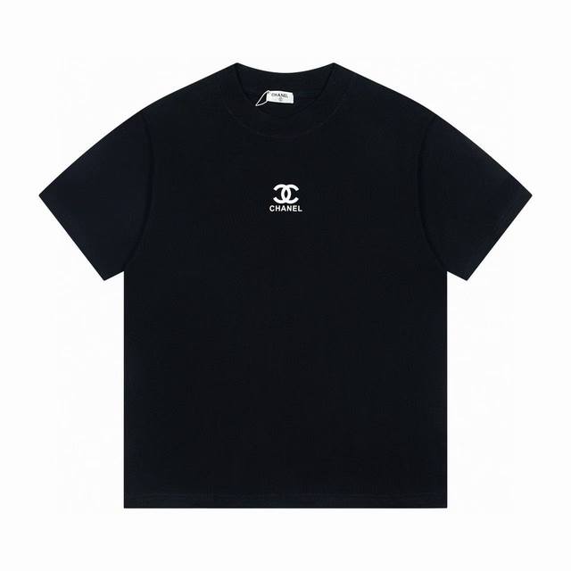 Chanel 香奈儿25Ss Logo情侣款短袖T恤 面料260G双沙纯棉 手感非常舒服 时尚又个性 超级百搭好看的一款T恤 男女都非常合适 人手必备款 包装