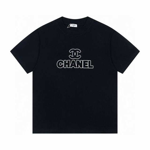Chanel 小香风 25Ss新款圆领T恤短袖 纯棉面料洗水 ，时柔软亲肤细腻。做工细致，厚度适中 筒约而精致 独立自主 尽显优雅大气。男女同款，宽松版型，时尚