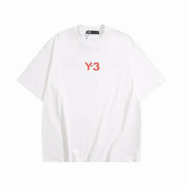 Y3 新款字母印花双层重工短袖T桖 字母图案不管是T桖还是卫衣都是每年的爆款单品 前幅大面积印花采用大康丽数码印花机直喷 成本极高 经过多次的调试打版图案色差还