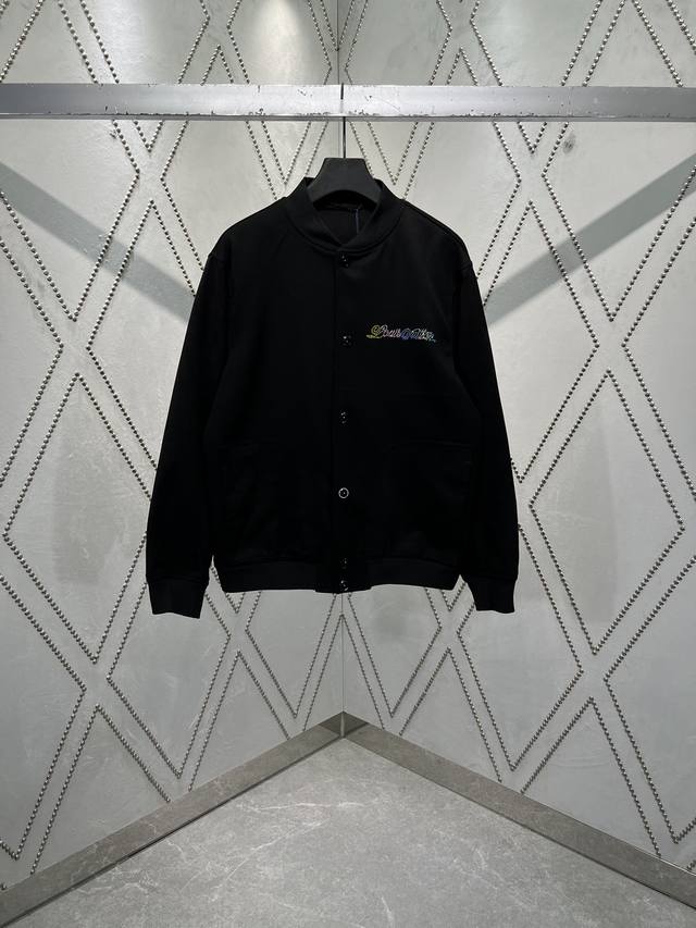 驴家 25Ss新款棒球束腰夹克以深邃色调道出典雅风尚。绵羊毛裁出考究衣身，与正绒面革衣袖和口袋碰撞质感反差。手写体路易威登标识为胸前注入渐变色彩，背部刺绣大号