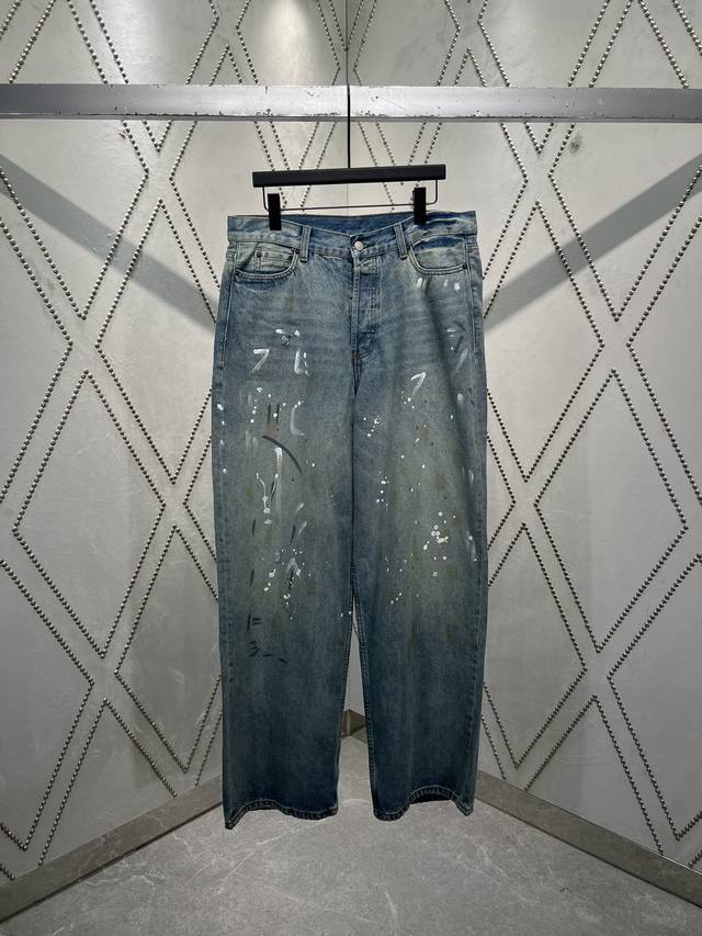 Acne 25Ss新款牛仔裤被切成超级宽松的，中腰，超宽腿和长长的长度。由非拉伸牛仔布制成的中蓝色老式洗涤。 码数：42.44.46.48.50.52.