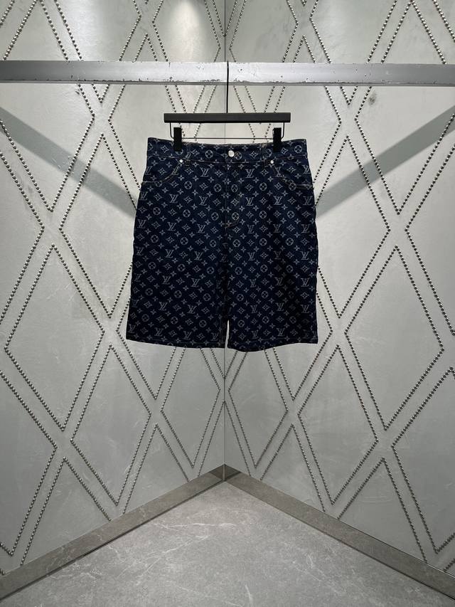 驴家 25Ss新款牛仔短裤铺陈撞色 Monogram 提花，以前襟、口袋和袖口的珠光纽扣演绎丹迪风尚，轻松成就跨季佳选。与同款短袖夹克搭配相宜。 码数：S.M.