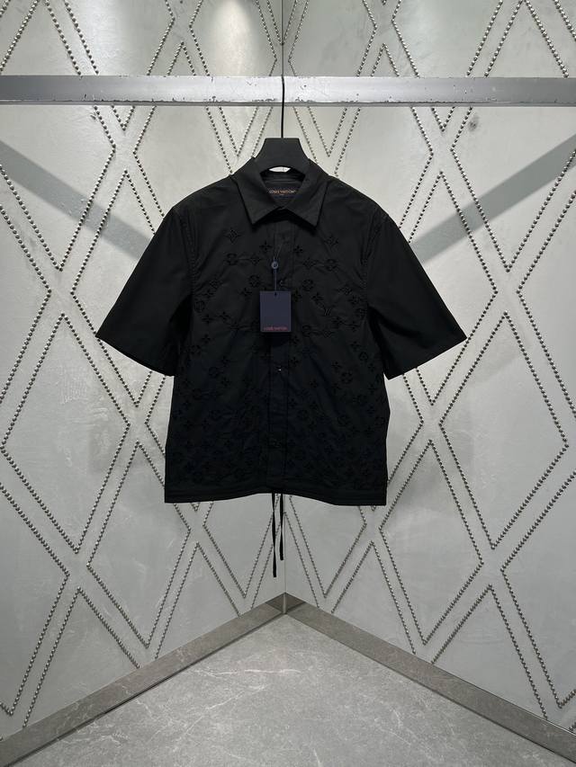 驴家 25Ss新款短袖衬衫取材顺滑棉质府绸，依托英式刺绣工艺为 Monogram 花卉融入渐变色调，与散落其间的 Lv 标识共同吹拂春日气息。腰部抽绳彰显创意巧