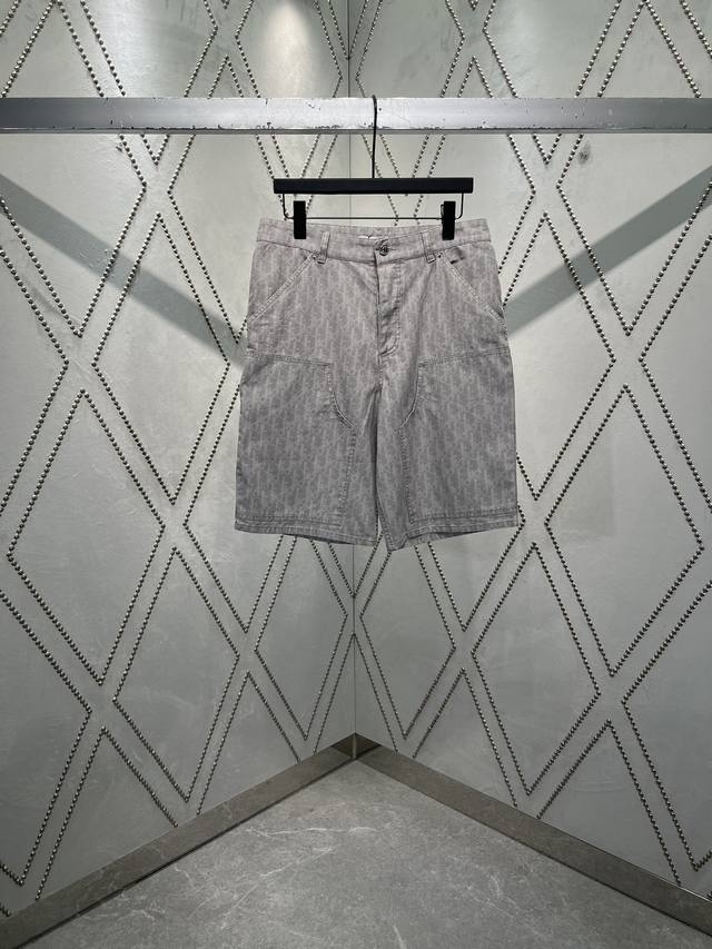 迪奥 25Ss新款工装牛仔裤展示 Oblique 印花，以休闲剪裁重新演绎工装风格。采用灰色棉质牛仔布精心制作，通体饰以经典的 Oblique 印花，彰显优雅气
