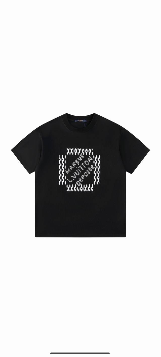 款号T03 Lv 短袖T恤 男女同款 -采用原版280G100%纯棉面料 柔软舒适 螺纹同缸定染零色差 独家品质区别通货 欢迎对比 -颜色： 黑色 -码数：Xs