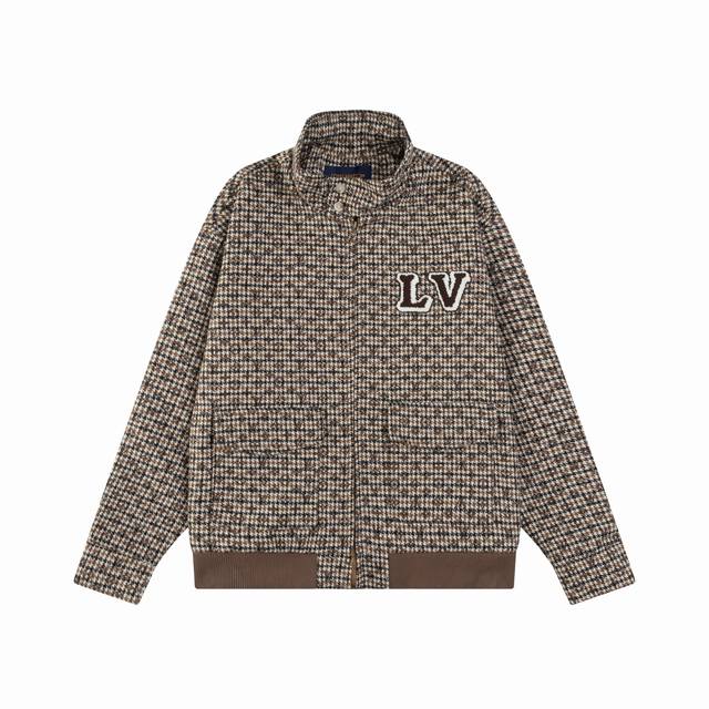 款号S29 Lv 25Ss 王鹤棣同款 来自优雅的哈灵顿布鲁森的灵感，采用低调米黄色搭配，胸前背后饰有Lv徽章和犬徽，原版开模 重工五金配件！男女同款 M L