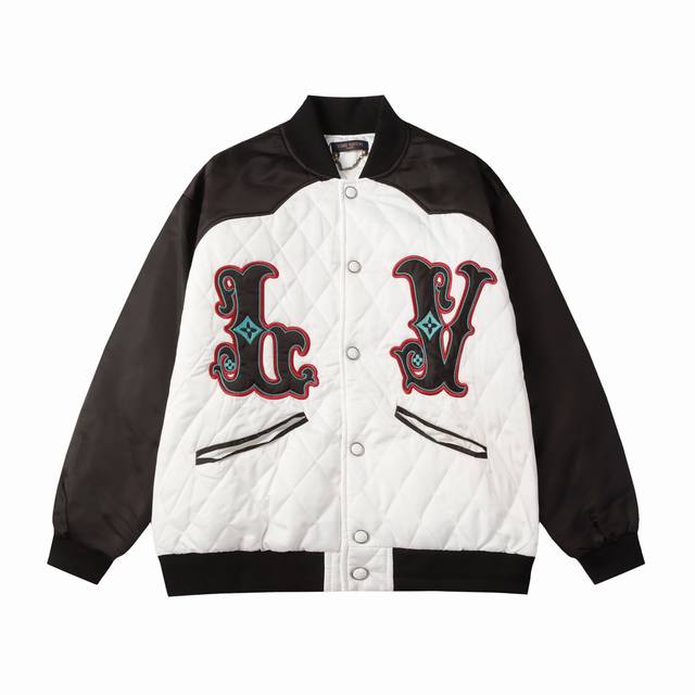 W08 Lv棒球服外套棉服外套，采用进口珍珠纽扣一比一还原* 拼色插肩袖设计，时尚百搭熊猫配色， M L Xl Xxl