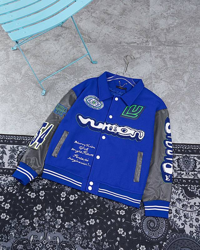 款M24 路易威登棒球服 顶版！厚毛巾绣Lv路易威登23Fw走秀款克莱因蓝脉动配色地球棒球服外套夹克 Lv每年都出棒球服外套怎么改花样就是刺绣皮羊毛面料 但是这