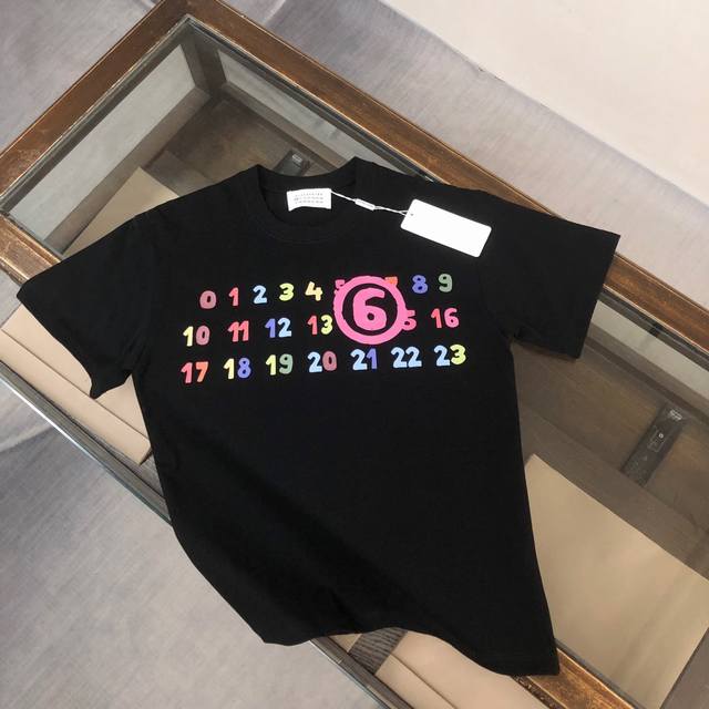Margiela 马吉拉 24Ss夏季新款圆领短袖T恤！270克重磅高端纯棉面料，手感质感都极完美！修身裁剪设计干净利落！时尚又好看！走线做工非常精致！版型效果