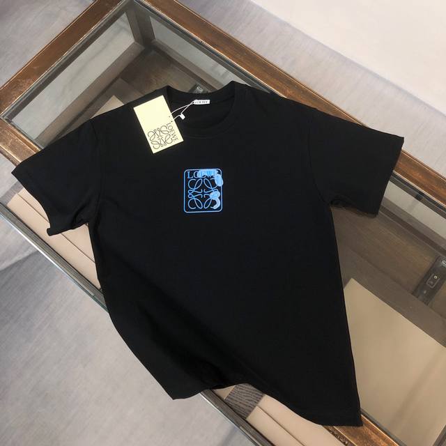 Loewe 罗意威 24Ss夏季新款圆领短袖T恤！270克重磅高端纯棉面料，手感质感都极完美！修身裁剪设计干净利落！时尚又好看！走线做工非常精致！版型效果超赞！