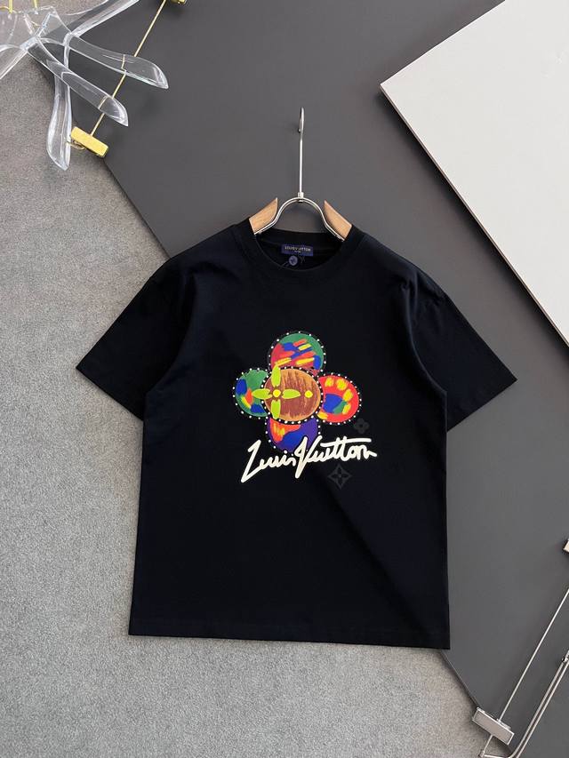 LV .升级款240克索罗娜冰感纯棉 爆款现货四季系列短袖，简约基础衣橱神器， 休闲百搭必备款 做工走线质感一流，两色推荐：白色、黑色、 常规欧货版型码数Ｍ-3