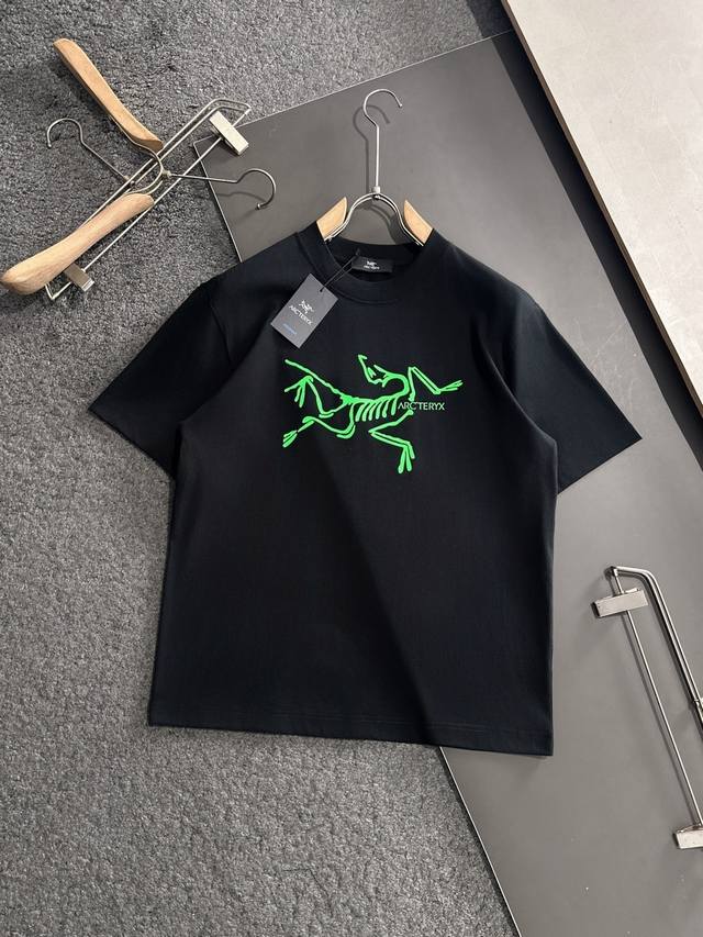 Arc 重磅推荐！2025Ss夏装新品 专柜在售 经典款历久不衰 最新系列荧光图案Logo短袖T恤 必须人手一件的节奏！进口顶极高密度纯棉面料，极为亲肤舒适 摸