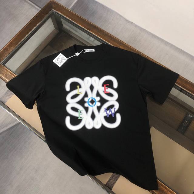 Loewe 罗意威 2025最新情侣款短袖T恤，绝对的顶级爆款，定制重磅260克纯棉面料，款式简约大气，基础，耐看，但又独具风格，结合了一款优质短袖的所有特点，