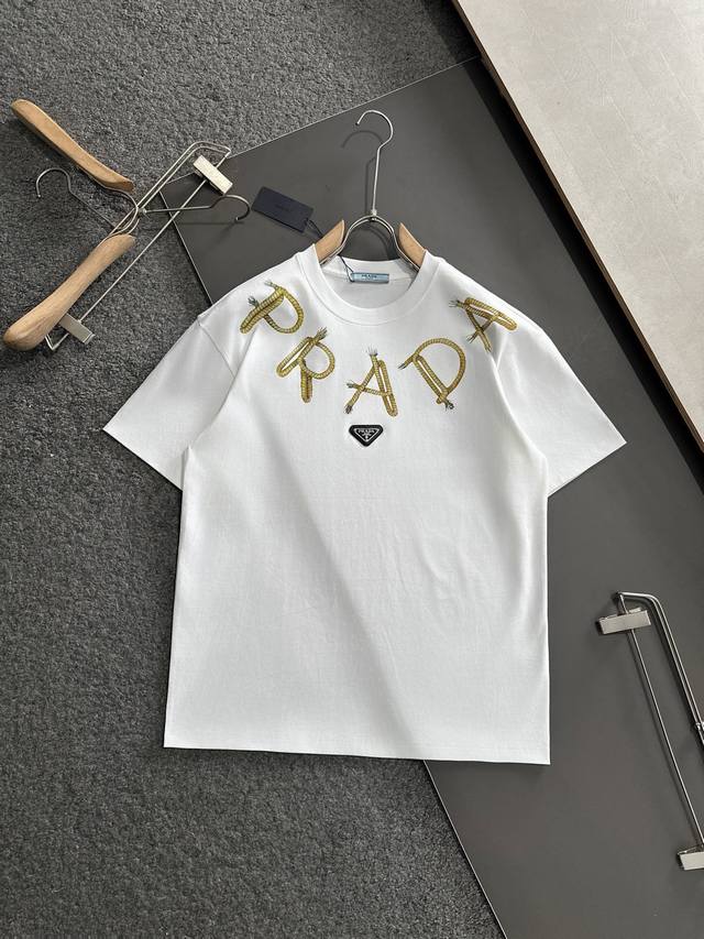 prad 2025Ss春夏最新款圆领时尚短袖T恤，官网同步，专柜纯棉面料！贴肤舒适，耐看又好穿，经典简约Logo设计，原厂工艺一丝不苟，型男必备单品 码数M-3