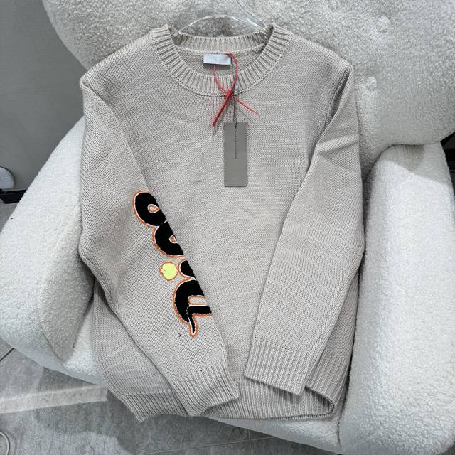Dior迪奥 Cd 绵羊毛混纺平纹针织毛衣 这款针织衫是二零二四春夏男装系列新品 来自And Otaniworkshop 联名系列 衣袖展示品牌刺绣 袖子蛇图案
