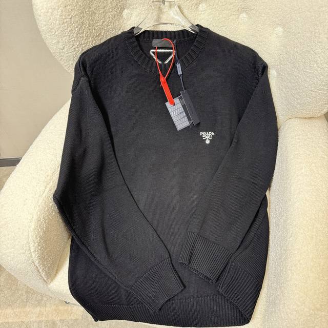 prada普拉达 prada 普拉达24*秋冬新款徽标圆领毛衣 采取以百搭的圆领设计 标志性撞色字母徽标刺绣点缀正面 黑与白交织的高级魅力 编织着高级感的无垠织