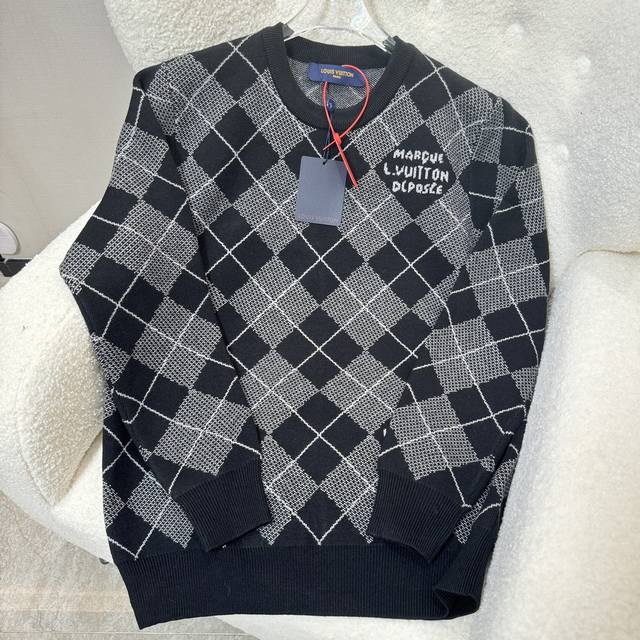 Louis Vuitton路易威登 24*1V菱形格纹羊绒毛衣针织衫 4秋冬新品 必入款～ 超爱的学院风菱格纹设计 每一个单品都是今年的爆款 采用羊毛混纺面料