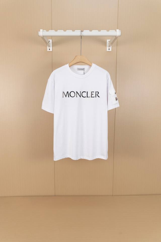 挂拍图 顶级版本 Moncler 蒙口新款标志性字母Logo立体压胶 Logo手臂口袋 Moncler标识 仿佛艺术家的灵魂印记 辨识度拉满 低调中蕴含着无尽的