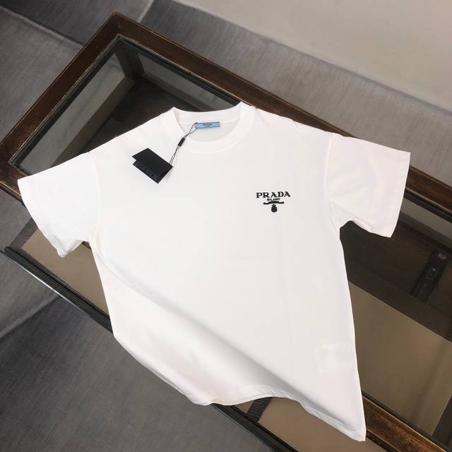 prada 普拉达 2025最新款短袖T恤，绝对的顶级爆款，原版一比一面料，胸前立体标识字母Logo印花，图案立体精美，细节处处动人，非常独特的设计，大气，简约