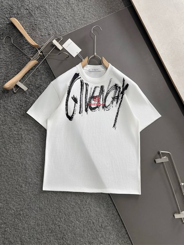 Givenchy 纪梵希 25Ss夏季新款圆领短袖T恤！270克重磅高端纯棉面料，手感质感都极完美！修身裁剪设计干净利落！时尚又好看！走线做工非常精致！版型效果