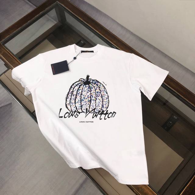 Louis Vuitton Lv 25春夏最新款印花短袖圆领T恤～印花Logo精致升级～定制纯棉面料，极为亲肤舒适， 摸上去手感非常的柔软，质感很好，做工细致。
