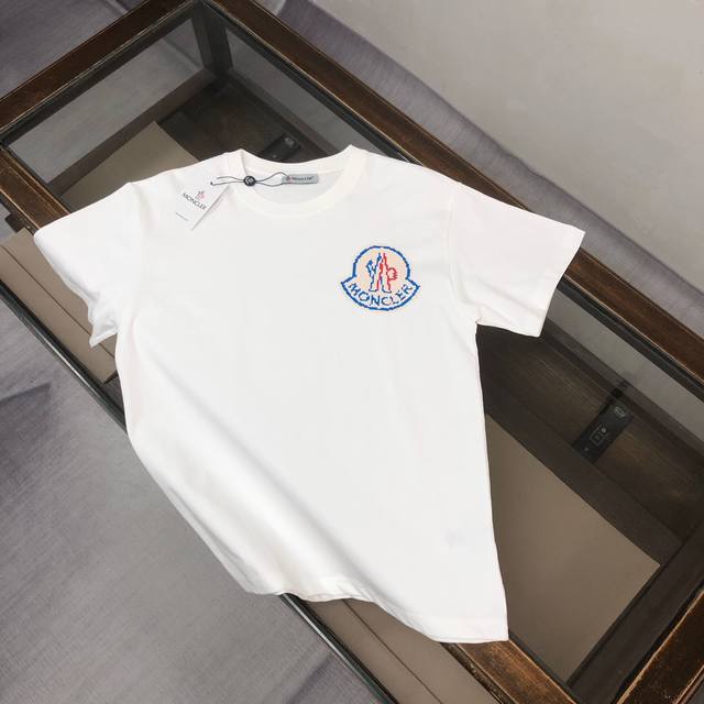 Mon*Cler 蒙口 2025最新款短袖T恤，绝对的顶级爆款，胸前印花Logo立体精美，细节处处动人，非常独特的设计，大气，简约，基础，耐看，但又独具风格，结