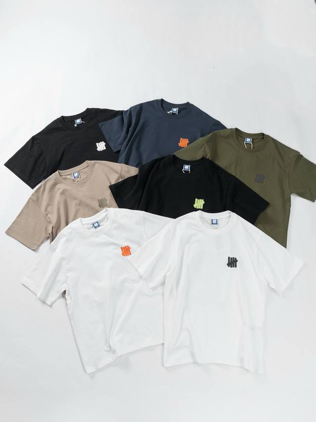 上新 款号: 680# Undefeated五条杠经典落肩宽松短袖男女同款 260G全棉双纱面料定染同色螺纹 胸前数码直喷印花 前后胸立体裁剪 双层面料缝合 定